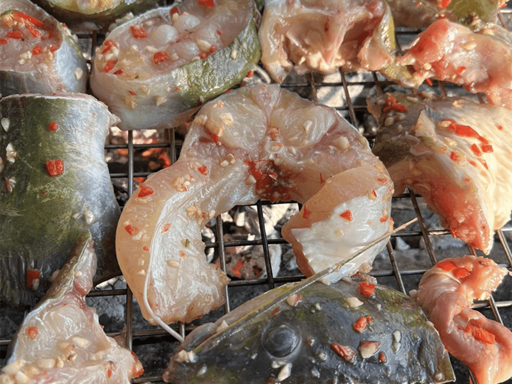 nuong-ca-lang-dung-chuan-than-hong-lo-nuong-hay-noi-chien-khong-dau