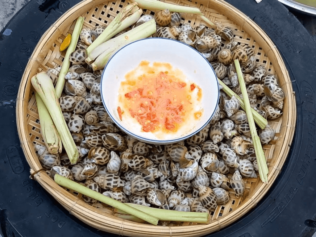 pha-nuoc-cham-dinh-cua-chop-an-kem-oc-huong