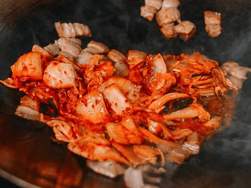 ky-thuat-xao-thit-heo-va-kim-chi-giu-vi-cay-nong-va-thit-gion-mem