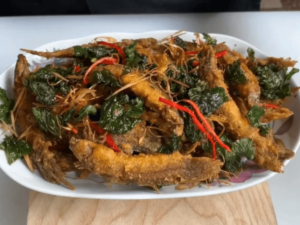 gioi-thieu-mon-chach-chien-la-lot-huong-que-gion-rum-thom-lung-bep-nha