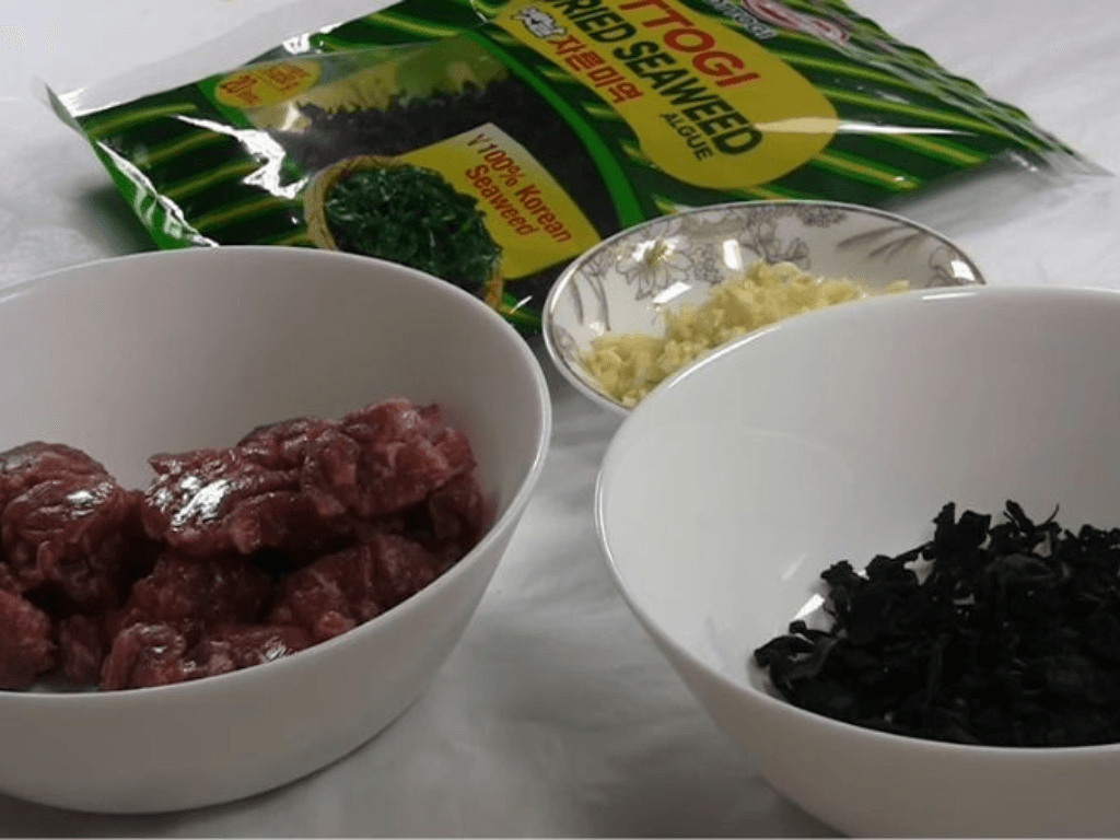 chuan-bi-nguyen-lieu-chon-dung-loai-rong-bien-va-thit-bo-chuan-han