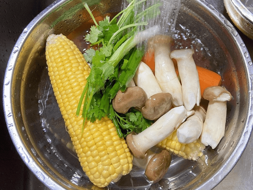 so-che-nguyen-lieu-giu-tron-vi-ngot-tu-nhien-cua-ngo-va-rau-cu