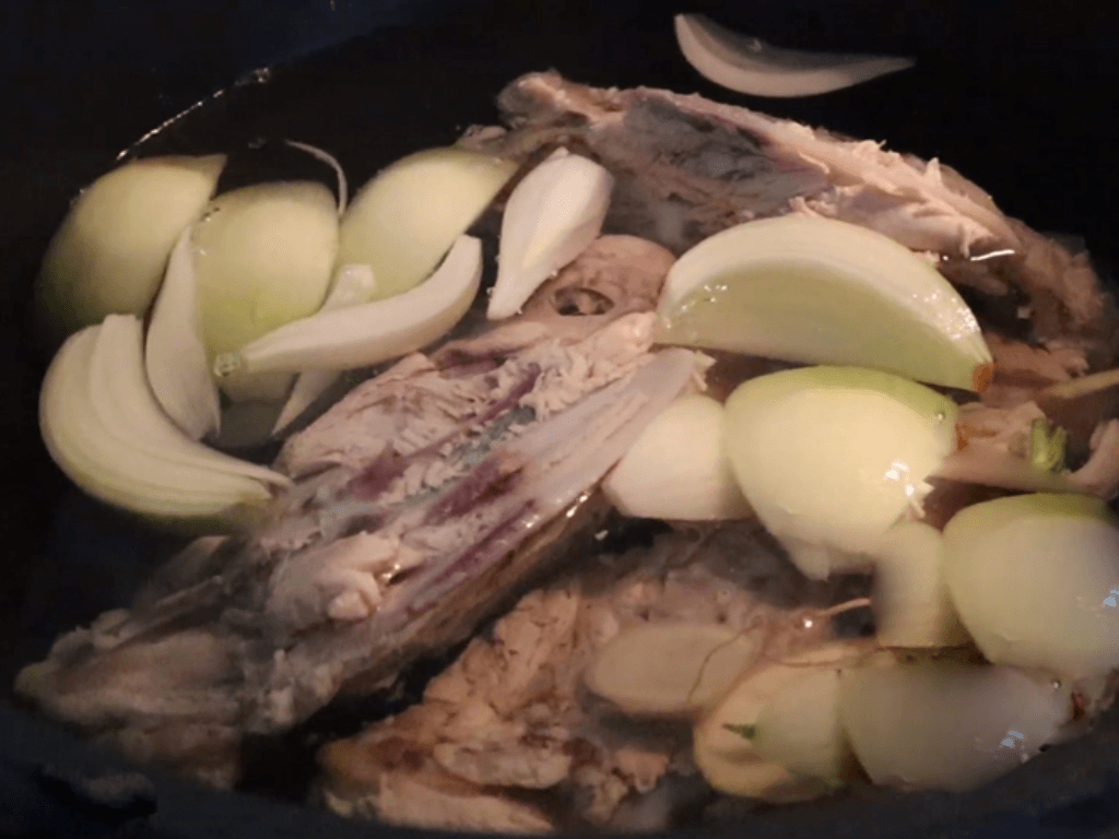 nau-nuoc-dung-linh-hon-cua-mon-sup-mang-tay-cua