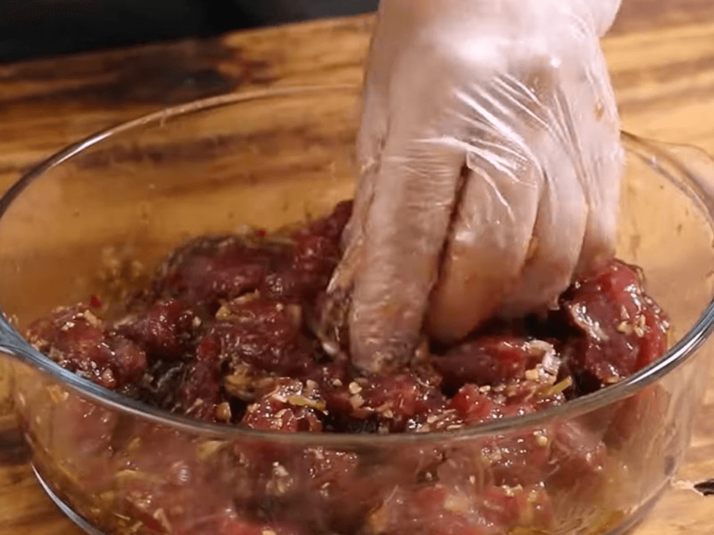 cach-uop-va-nuong-thit-bo-bi-quyet-giu-vi-ngot-day-huong-bo