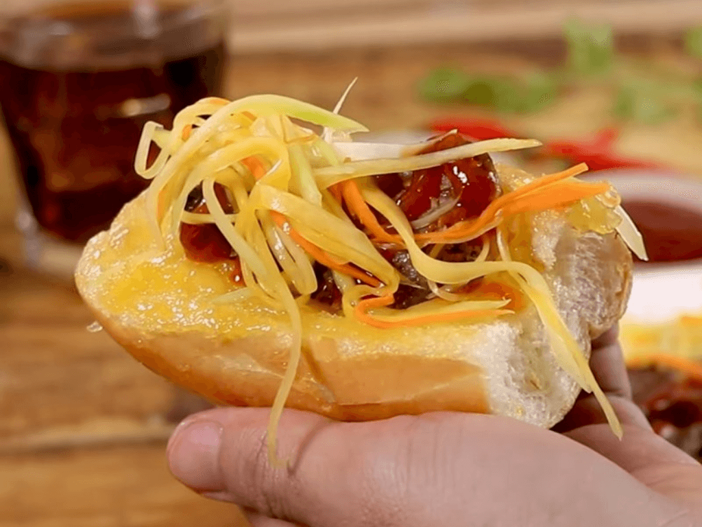 hoan-thien-mon-an-banh-mi-gion-nhan-beo-nuoc-sot-chot-ha-huong-vi