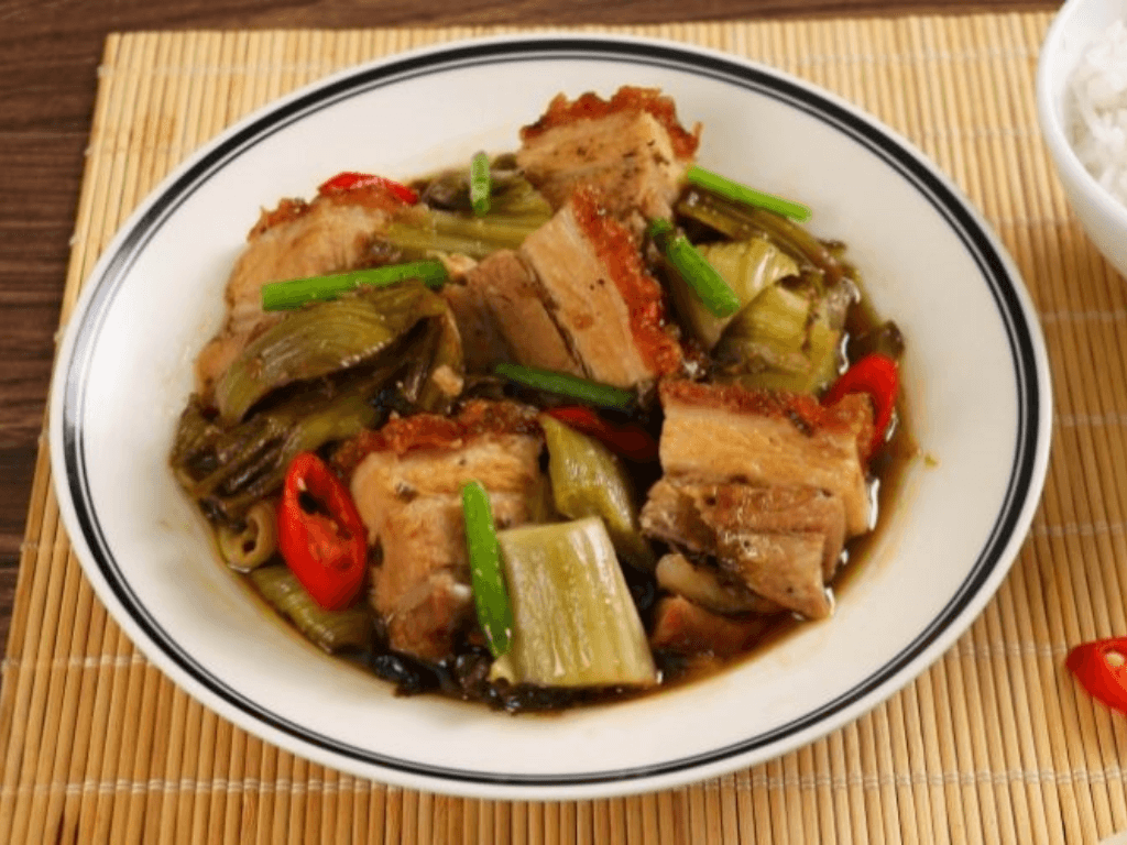 heo-quay-kho-cai-chua-mon-dan-da-dua-com-kho-cuong