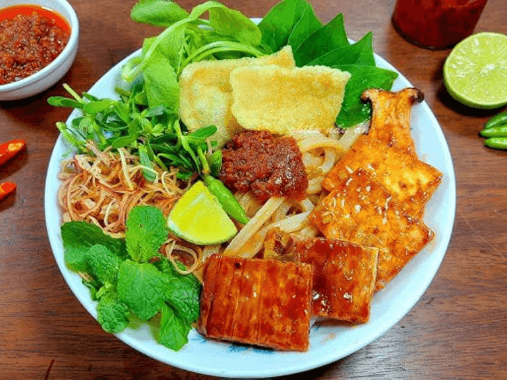 cao-lau-linh-hon-am-thuc-hoi-an-va-phien-ban-chay-thanh-dam