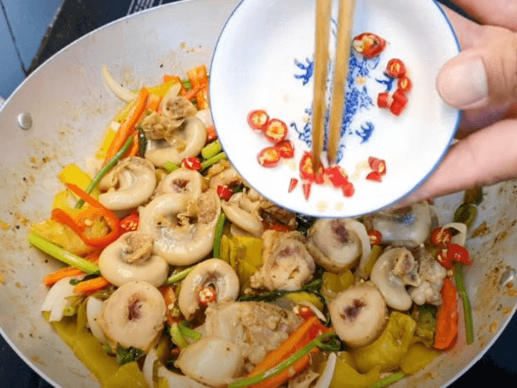 cach-xao-doi-truong-voi-cai-chua-va-hanh-la-gion-ngon-kho-cuong