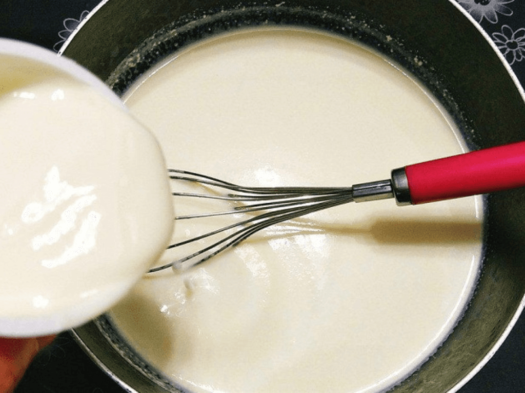 cach-lam-kem-sua-dua-bang-whipping-cream-khong-can-may-van-sieu-min