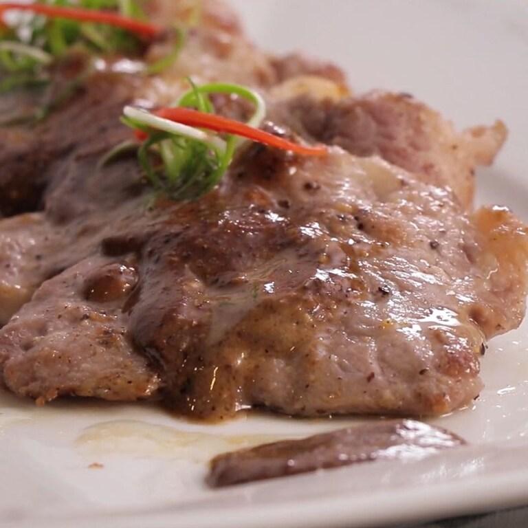 thit-heo-ap-chao-sot-tieu-den-mon-an-tuong-quen-ma-la