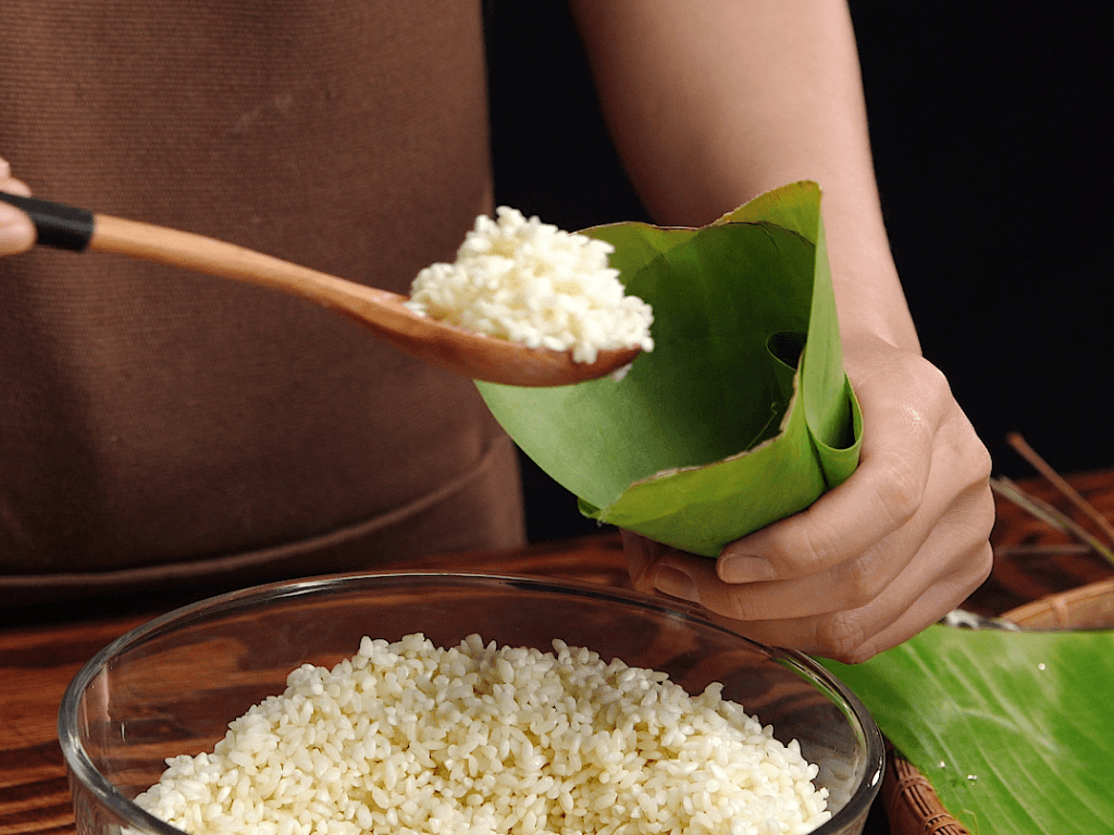 goi-hap-banh-meo-bat-banh-vuong-van-khong-bi-vo-khi-luoc