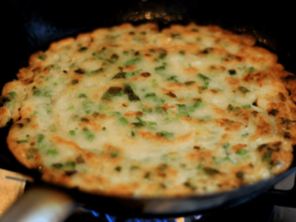 chien-banh-trung-hanh-vang-ruom-beo-thom-gion-ngoai-mem-trong