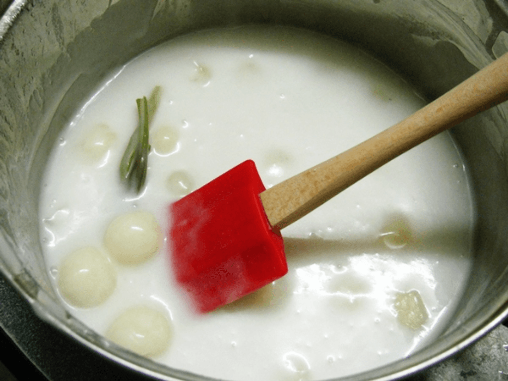 nau-che-2-buoc-tu-nguyen-lieu-don-gian-thanh-mon-ngot-tuyet-hao