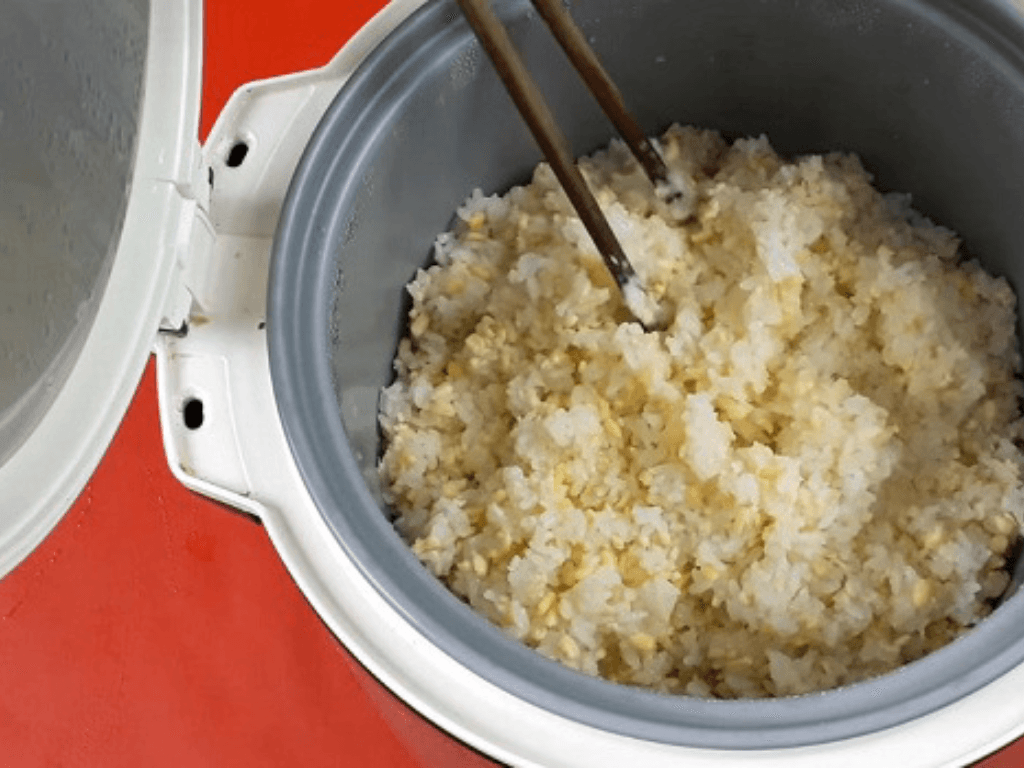 nau-xoi-bang-noi-com-dien-meo-nhan-nut-la-co-xoi-deo-thom