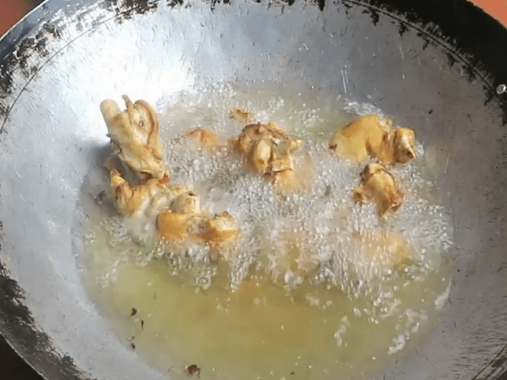 cach-lam-mong-heo-chien-mam-da-gion-rum-vi-man-ngot-hoa-quyen