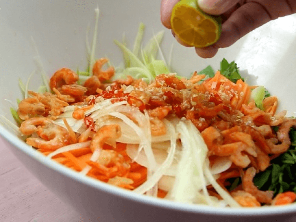 vi-sao-goi-xoai-tom-kho-lai-la-mon-cuu-doi-than-toc