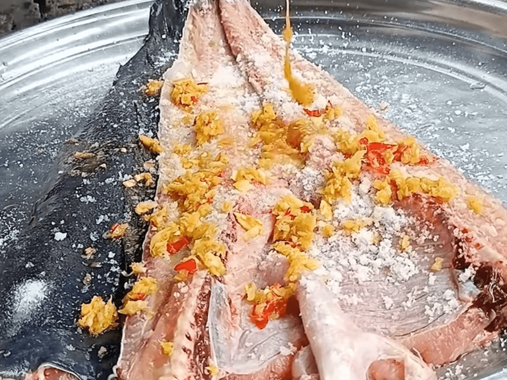 tuyet-chieu-uop-ca-tre-dam-da-day-mui-khong-tanh