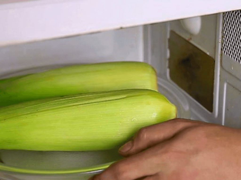 cach-luoc-ngo-bang-lo-vi-song-nhanh-gon-ngot-mem-tung-hat