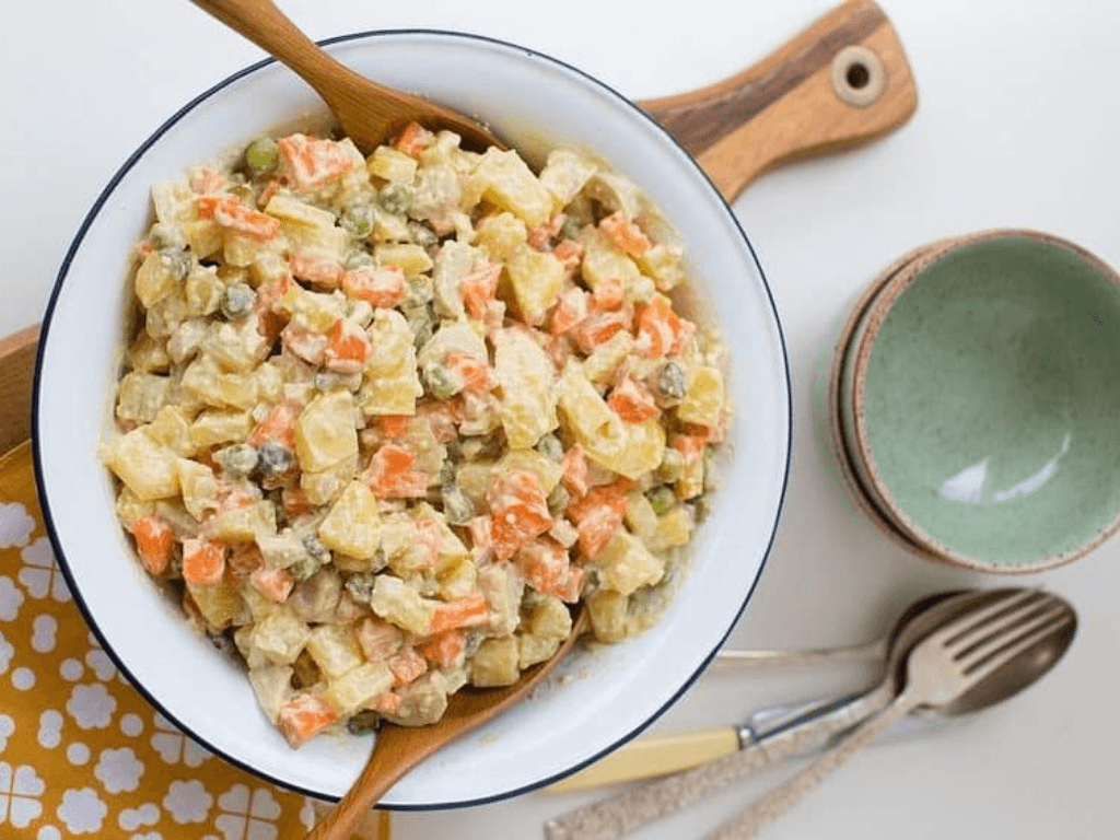 salad-nga-mon-khai-vi-quoc-dan-trong-moi-bua-tiec