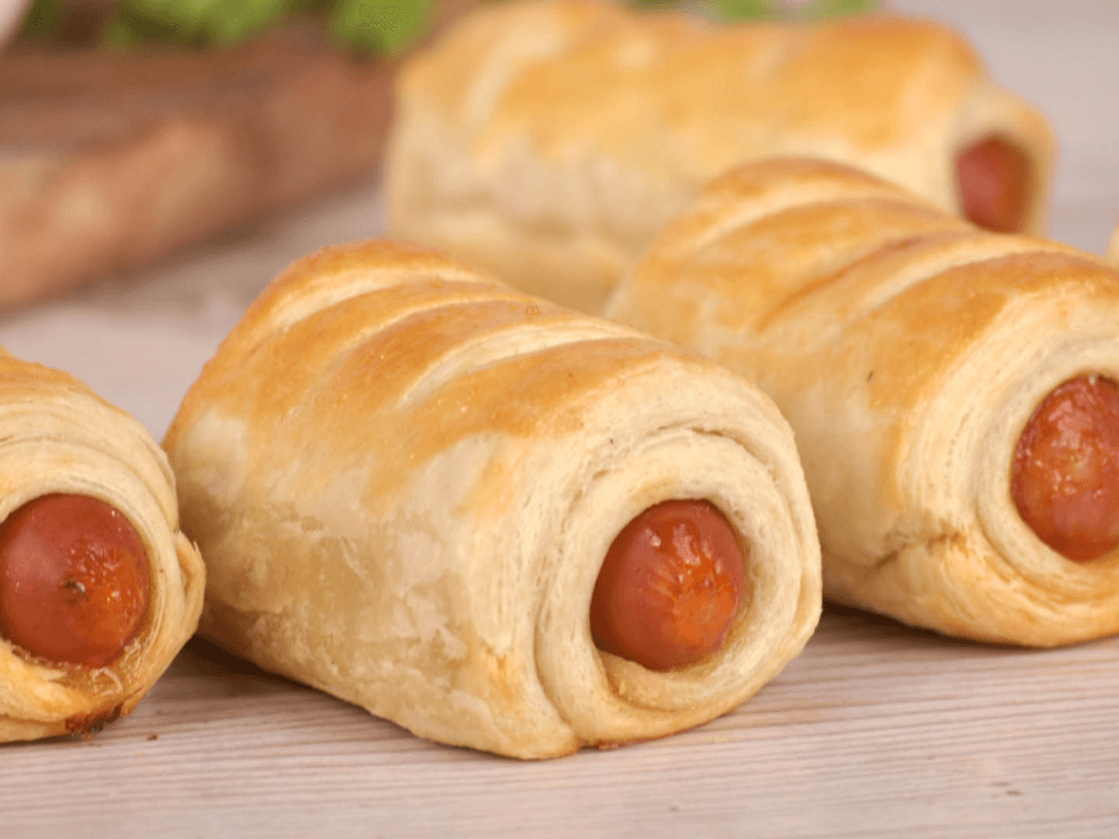 banh-mi-cuon-xuc-xich-mon-an-van-nguoi-me-tu-bua-sang-den-bua-xe