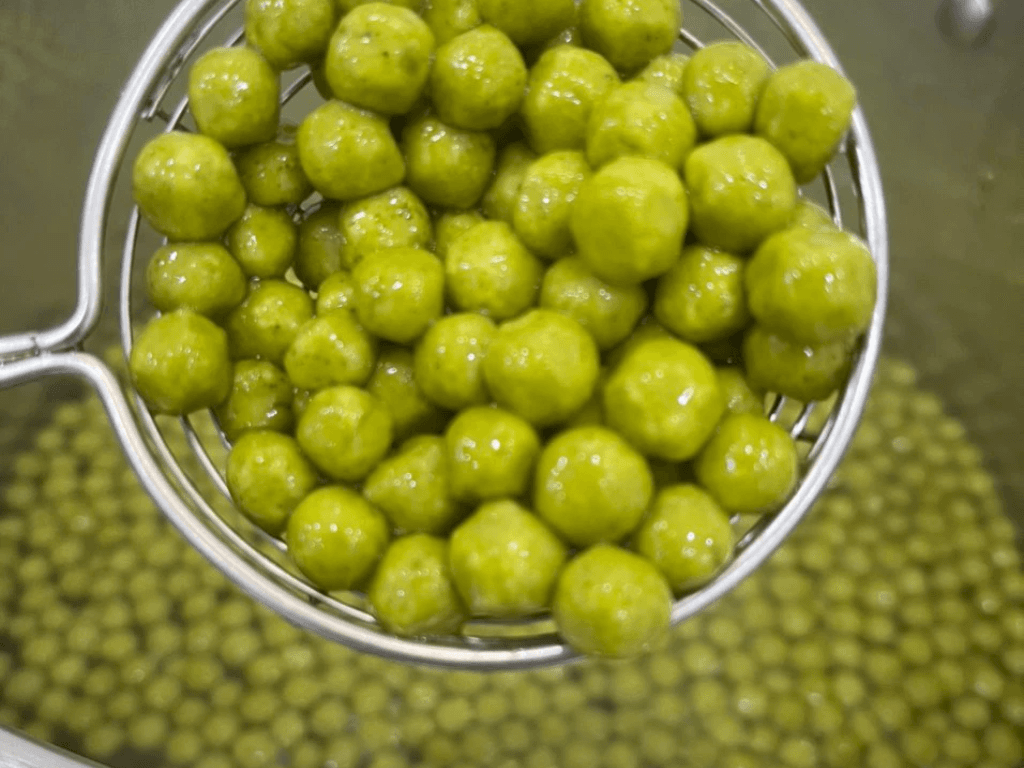 luoc-u-duong-bi-quyet-giup-tran-chau-trong-deo-va-thom-mui-tra-xanh