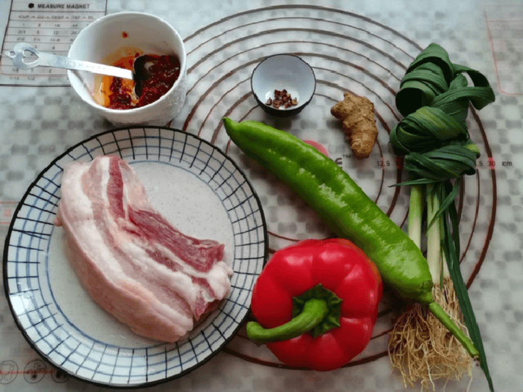 chuan-bi-nguyen-lieu-chon-dung-thit-va-ot-chuong-cho-mon-xao-chuan-vi