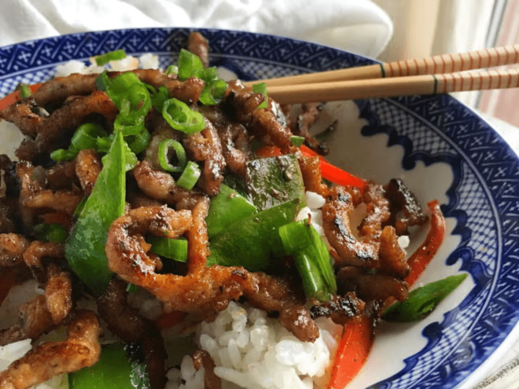 thit-lon-xao-ot-chuong-mon-xao-ruc-ro-khien-bua-com-thuong-ngay-them-hap-dan