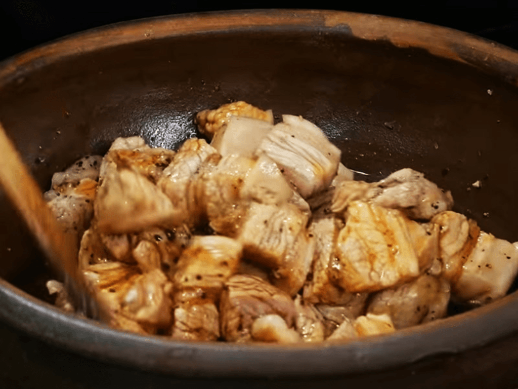 kho-thit-voi-tram-den-buoc-than-thanh-tao-nen-vi-com-nha-gay-nghien