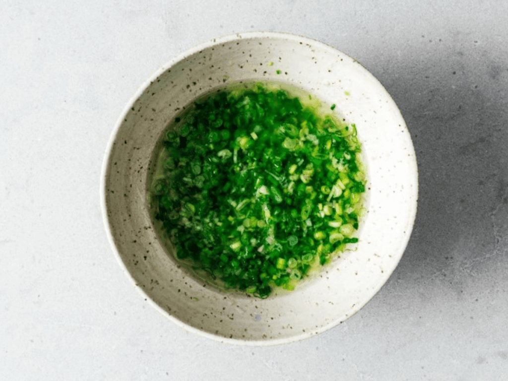 lam-mo-hanh-chiec-ao-anh-xanh-thom-beo-phu-len-banh-hoi