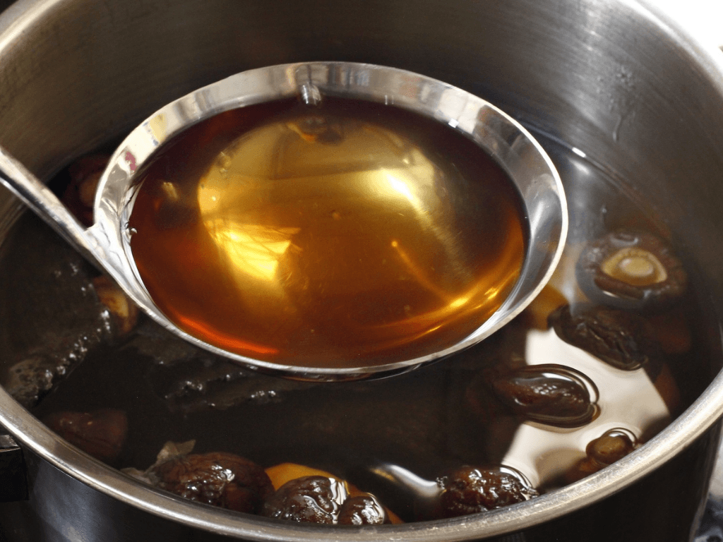 cach-nau-nuoc-mam-chay-tuc-thi-10-phut-ra-doi-chai-mam-thom-chuan-vi