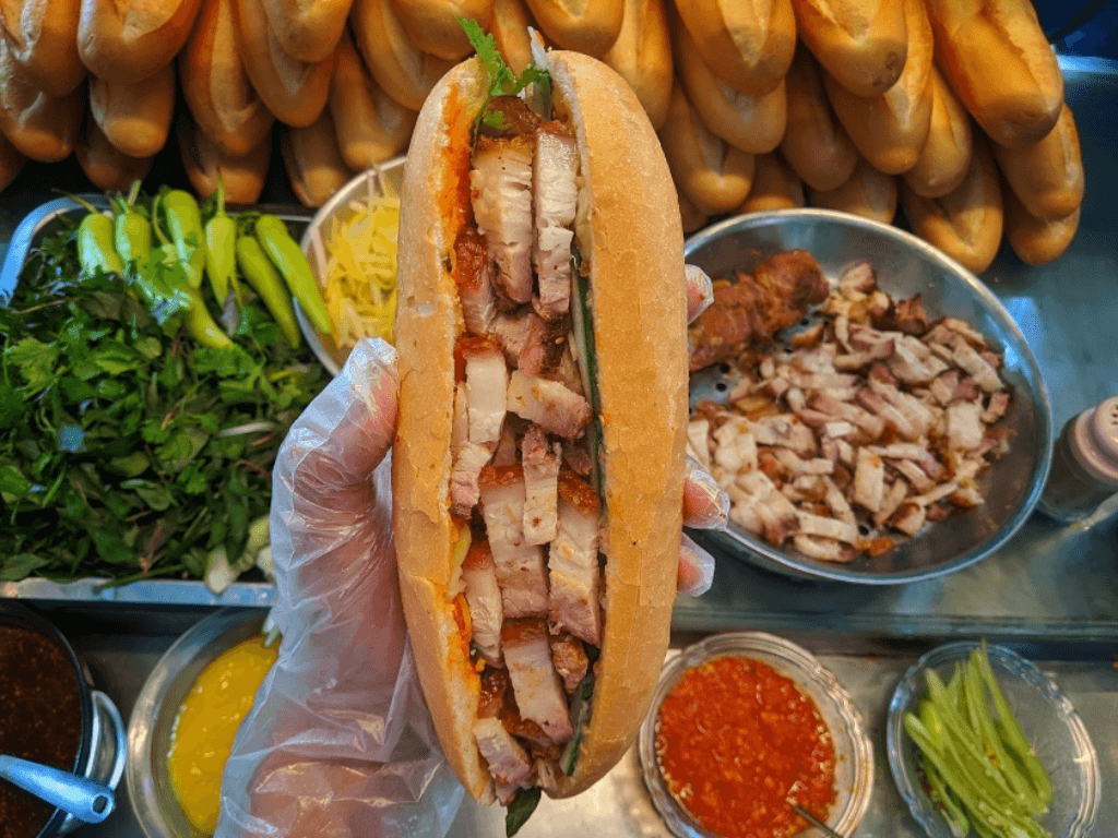 vi-sao-banh-mi-kep-thit-heo-quay-lai-khien-ai-an-cung-nghien