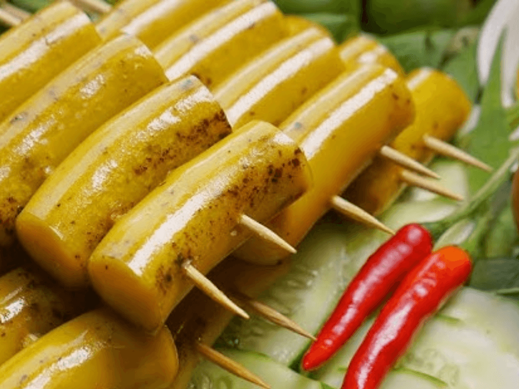 tu-ngo-la-xuc-xich-den-mon-trung-nuong-kieu-thai-lan-dau-thu