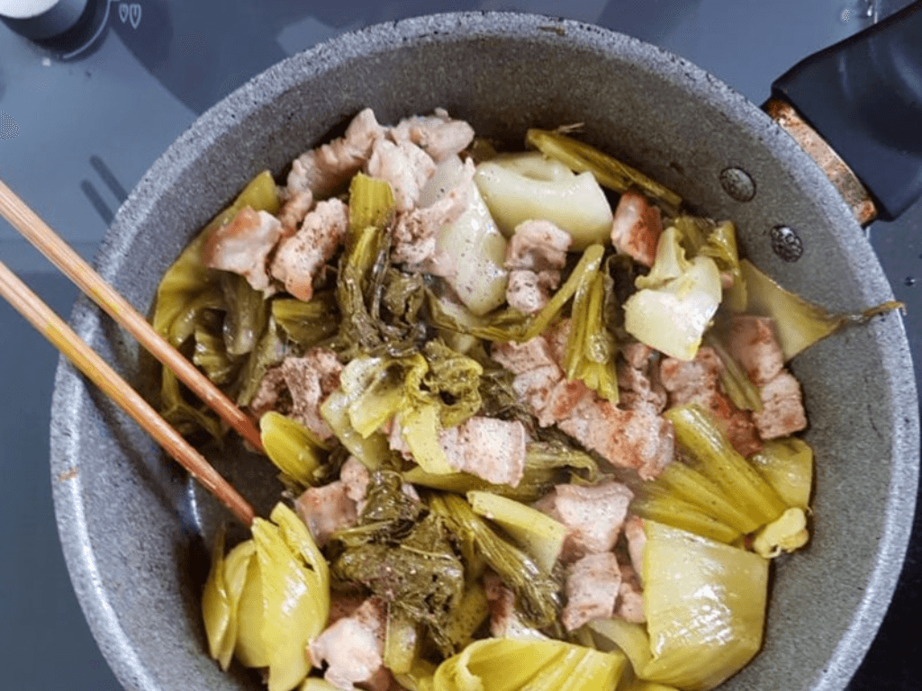 cach-xao-thit-ba-chi-voi-dua-chua-gion-thom-dam-da