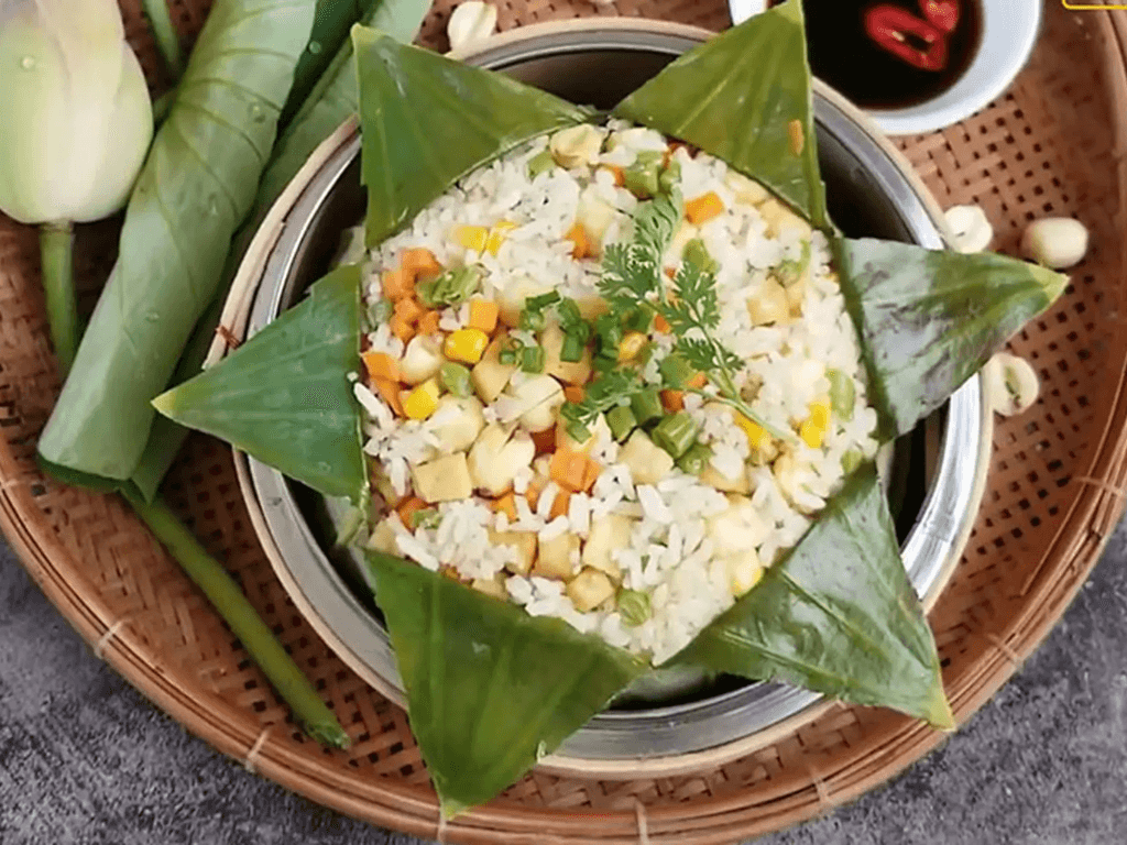 com-hap-la-sen-mon-ngon-thanh-tao-vang-bong-mot-thoi