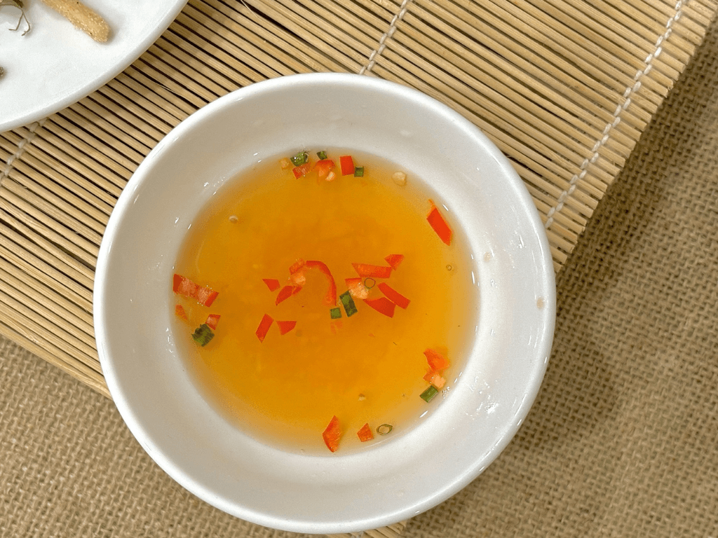 cuon-pha-nuoc-cham-linh-hon-cua-mon-nem-thinh-chay