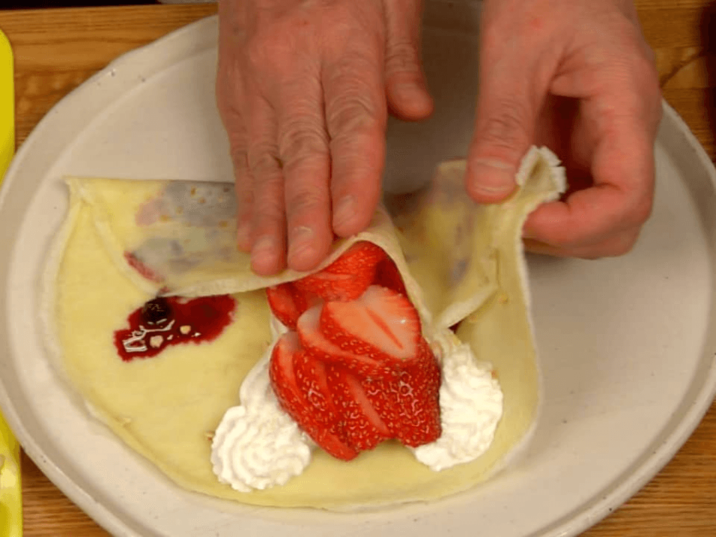 goi-banh-crepe-dau-tay-khau-tao-diem-nhan-tham-my