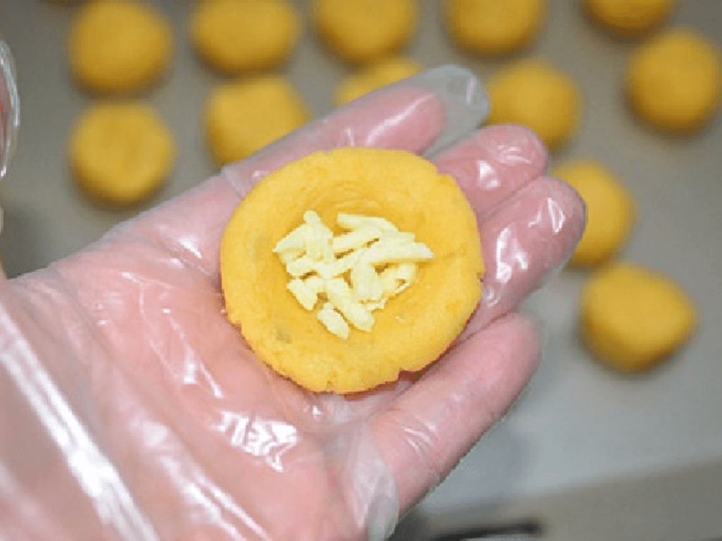 lam-nhan-pho-mai-tan-chay-linh-hon-cua-chiec-banh-hottrend