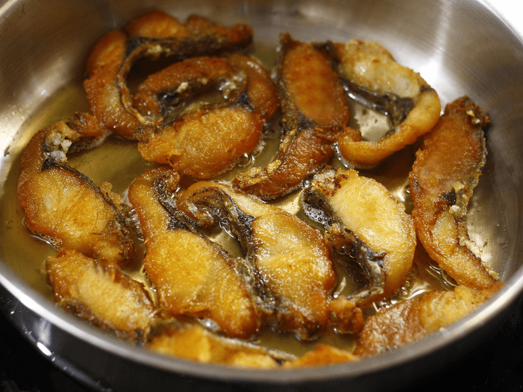 so-che-chien-ca-gion-ngoai-ngot-thit-trong