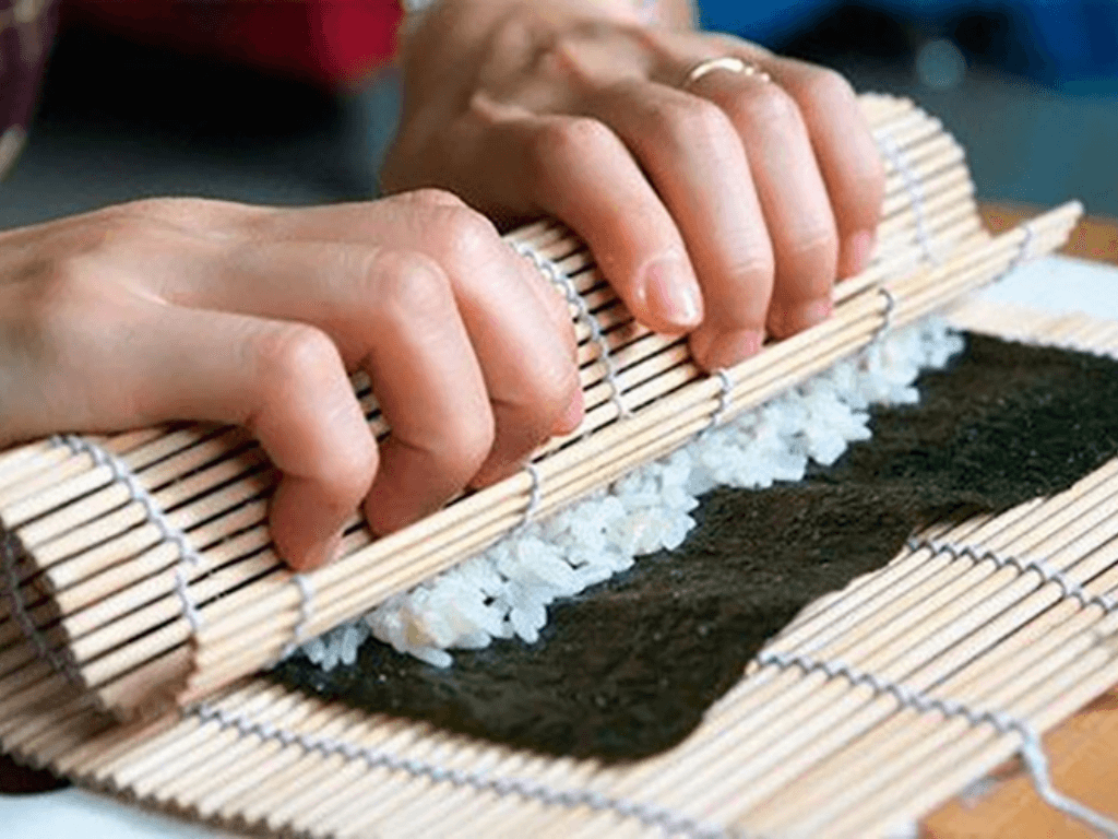 cuon-co-dinh-kimbap-bi-quyet-de-khi-chien-khong-bung-nat