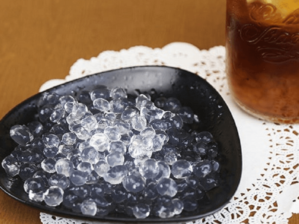 tran-chau-trang-ngoi-sao-trong-suot-cua-ly-tra-sua