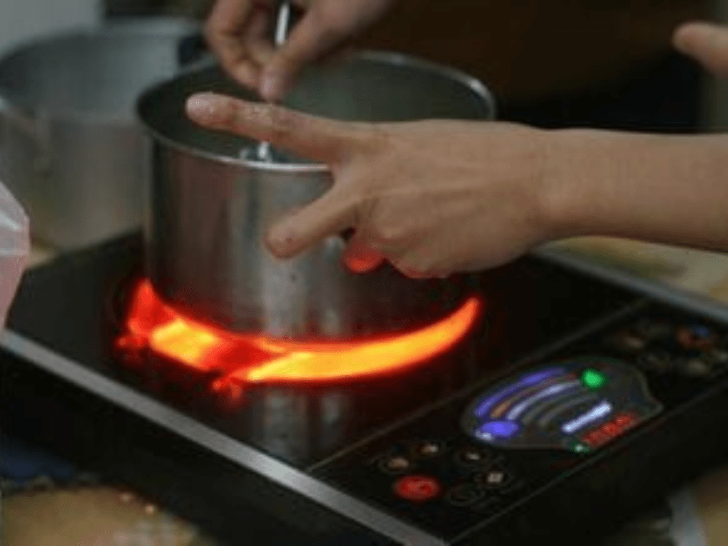 bep-hong-ngoai-co-nau-duoc-noi-nhom-khong