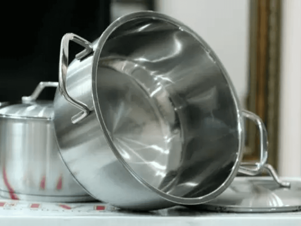 vat-lieu-noi-va-nguyen-tac-tuong-thich-voi-bep-hong-ngoai