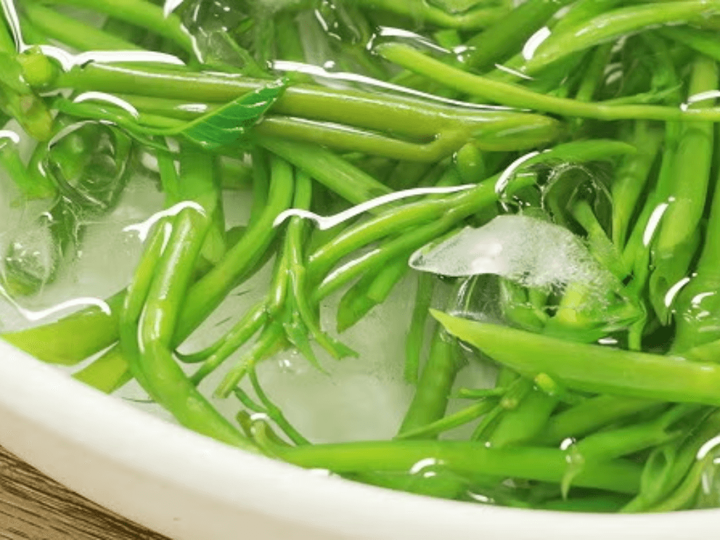 bi-quyet-xao-rau-muong-xanh-gion-khong-bi-ra-nuoc