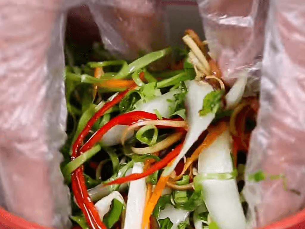 tron-goi-vit-rau-ram-buoc-bien-hoa-cho-mon-an-day-huong