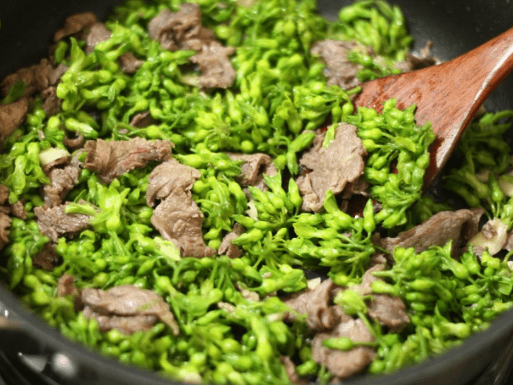 xao-thit-bo-voi-hoa-thien-ly-dung-ky-thuat-de-thit-ngot-hoa-gion