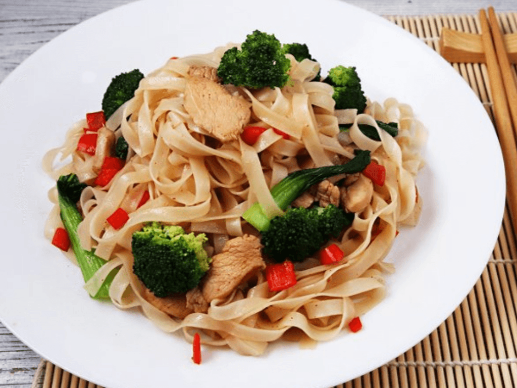 pho-xao-ga-kieu-thai-mon-an-la-mieng-nhung-de-ghien