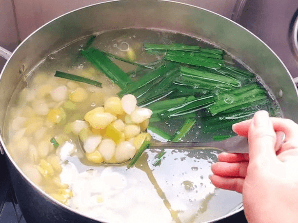 nau-che-bi-kip-tien-vua-giu-dau-nguyen-hat-nuoc-trong-veo