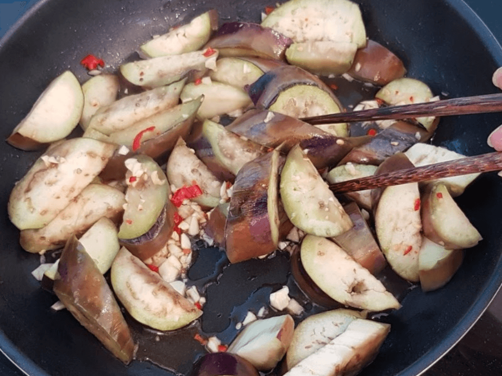 xao-ca-tim-thao-tac-vang-cho-mon-ngon-chuan-vi