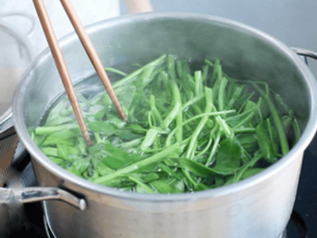 cach-luoc-rau-muong-cho-xanh-gion-chuan-bep-truong