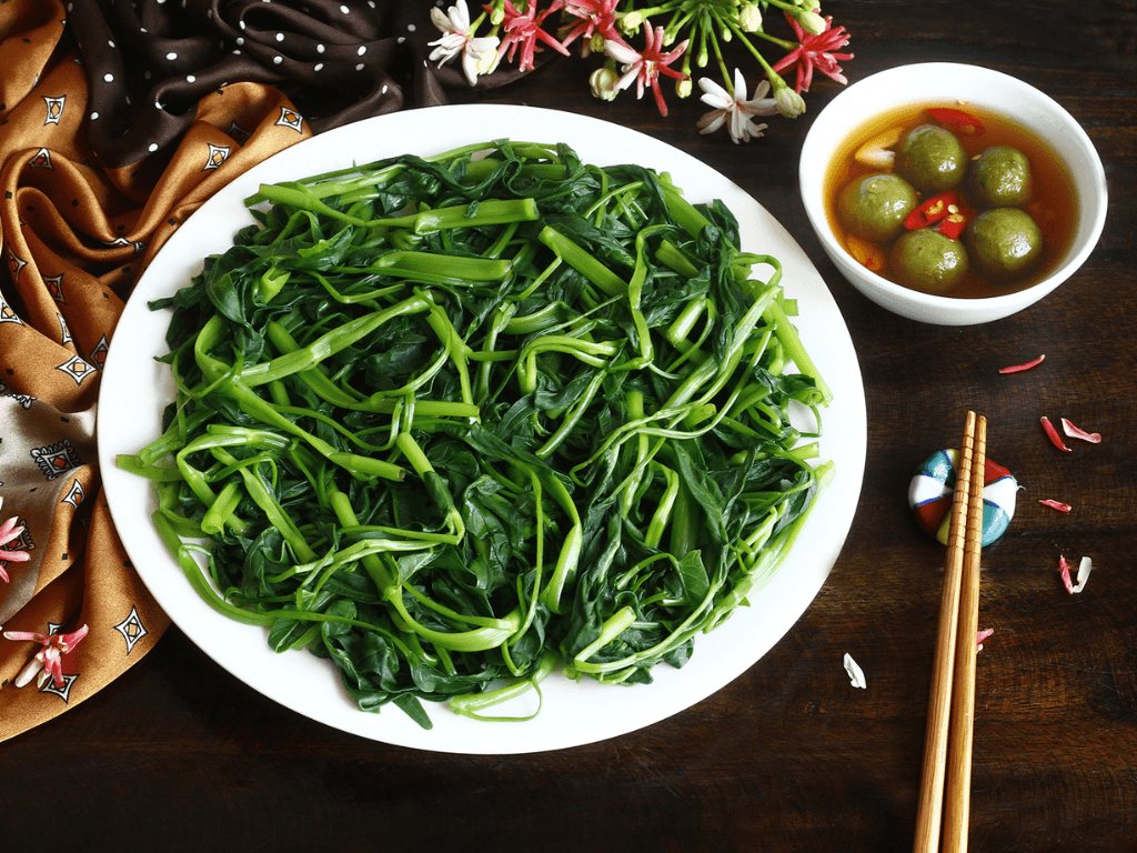 vi-sao-rau-muong-de-bi-tham-den-sau-khi-luoc